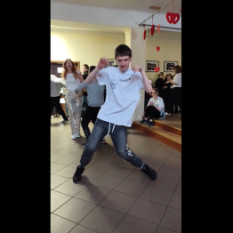 Chłopiec tańczy breakdance