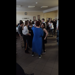 Uczniowie tańczą przy muzyce