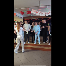 Uczniowie biorą udział w konkursie pod tytułem  "Jaka to melodia?"