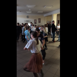 Dzieci biorą udział w zabawie Taniec w parach