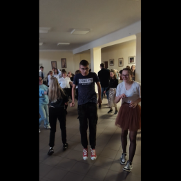 Dzieci bawią się przy muzyce