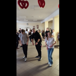 Dzieci tańczą przy muzyce