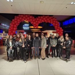 Młodzież wraz z opiekunami w kinie