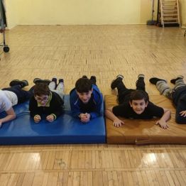 5 chłopców leży na materacu