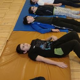 5 chłopców leży na materacach