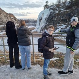 Podziwianie lodospadu przez wychowanków.