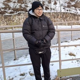 Chłopiec na  tarasie widokowym.