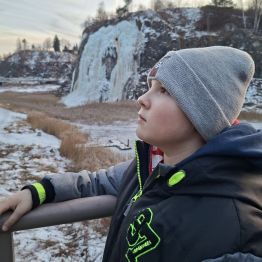 Chłopiec obserwuje otaczającą go przyrodę.