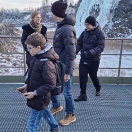 Spacer wzdłuż alejek,obserwacja i podziw lodospadu.