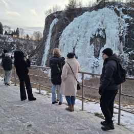 Sesja zdjęciowa na tle lodospadu.