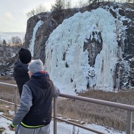 Piękny lodospad wyrzeźbiony przez mróz.