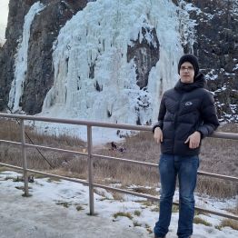 Wychowanek na tle lodospadu.