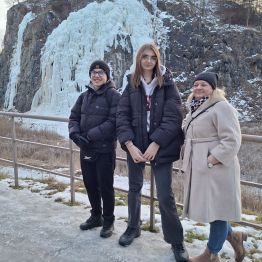 Wspólne zdjęcie wychowanków z wychowawcą.