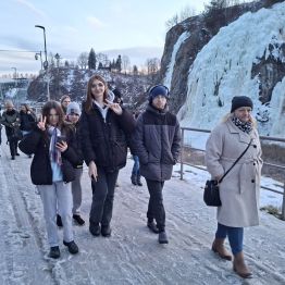 Powrót do internatu, w tle piękny i unikatowy lodospad.