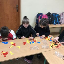 Układanie obrazków z wykorzystaniem figur geometryczny.