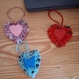 Serca z kolorowej włóczki.