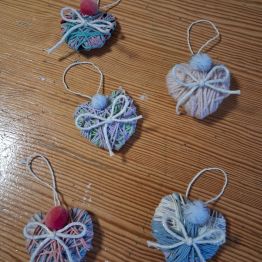 Kolorowe serca z włóczki.