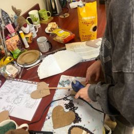 Uczennica w trakcie pracy z klejem na gorąco.