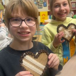 Dziewczynki prezentują swoje upominki dla Dziadków.