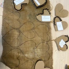 Szablony serc z juty.