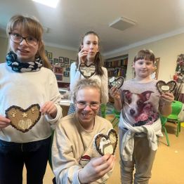 Grupa dziewczynek ze swoimi sercami.