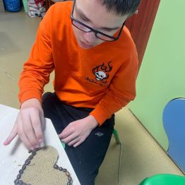 Olek ozdabia serce ziarnami kawy.