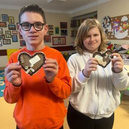 Chłopiec i dziewczynka prezentują swoje serca dla Dziadków.