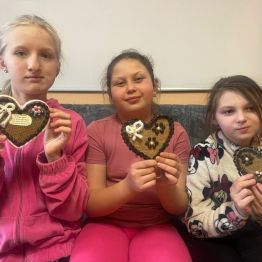 Dziewczynki z upominkami dla Dziadków.