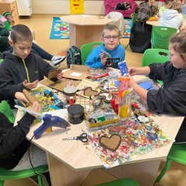 Grupa uczniów przygotowuje upominki dla Dziadków.