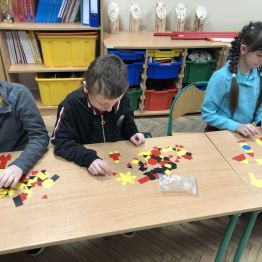 Układanie obrazków z wykorzystaniem figur geometryczny.