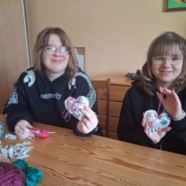 Uczniowie prezentują materiałowe serduszka. 