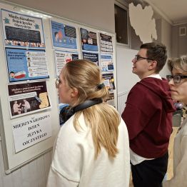 Wychowankowie zapoznają się z wystawą