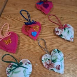 Materiałowe serduszka. 