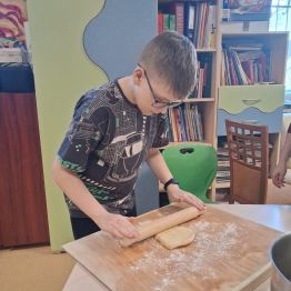 Xawery podczas wałkowania ciasta na faworki 