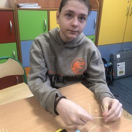 Uczniowie klasy 1b i 3a podczas konstruowania figur przestrzennych.