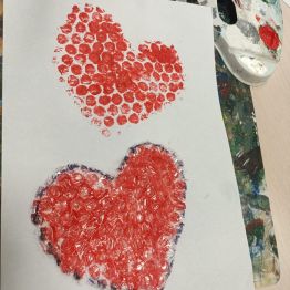 Czerwone serca odbite z folii bąbelkowej. 