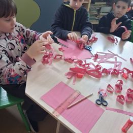 Uczniowie podczas wykonywania walentynkowych prac plastycznych. 