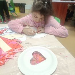 Sara podczas pracy nad serduszkowym konfetti.  