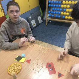 Uczniowie klasy 1b i 3a podczas konstruowania figur przestrzennych.