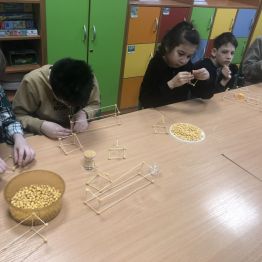 Uczniowie klasy 1b i 3a podczas konstruowania figur przestrzennych.