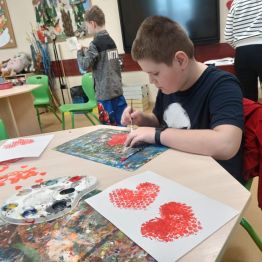 Antoś podczas pracy nad walentynką. 