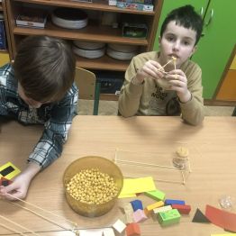 Uczniowie klasy 1b i 3a podczas konstruowania figur przestrzennych.