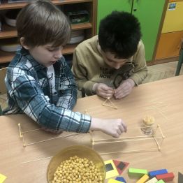 Uczniowie klasy 1b i 3a podczas konstruowania figur przestrzennych.