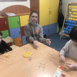 Uczniowie klasy 1b i 3a podczas konstruowania figur przestrzennych