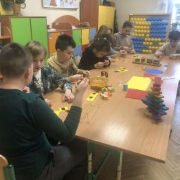 Uczniowie klasy 1b i 3a podczas konstruowania figur przestrzennych