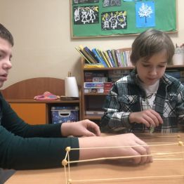 Uczniowie klasy 1b i 3a podczas konstruowania figur przestrzennych