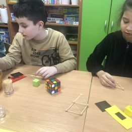 Uczniowie klasy 1b i 3a podczas konstruowania figur przestrzennych