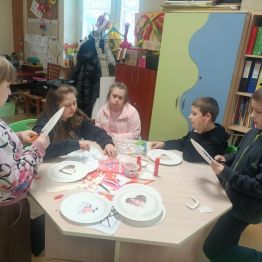 Uczniowie podczas wykonywania walentynkowych prac plastycznych. 