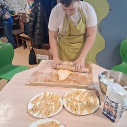 Gabryś podczas wałkowania ciasta na faworki. 