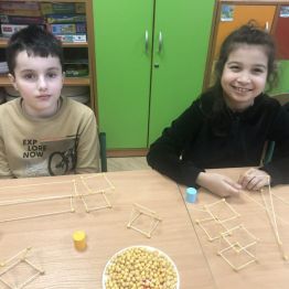 Uczniowie klasy 1b i 3a podczas konstruowania figur przestrzennych